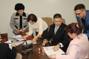 Szefowie samorządów z powiatu radomszczańskiego podpisują umowy ma dofinansowanie remontów dróg. Fot. Jacek Drożdż