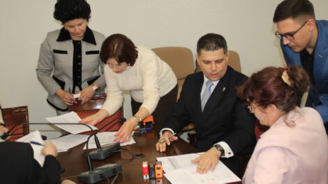 Szefowie samorządów z powiatu radomszczańskiego podpisują umowy ma dofinansowanie remontów dróg. Fot. Jacek Drożdż