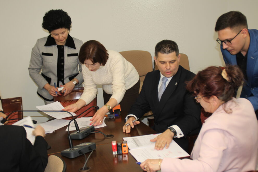 Szefowie samorządów z powiatu radomszczańskiego podpisują umowy ma dofinansowanie remontów dróg. Fot. Jacek Drożdż