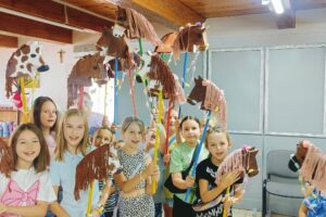 Wakacyjne zajęcia Hobby Horse w GOKiS w Kobielach Wielkich. Fot. GOKiS Kobiele Wielkie