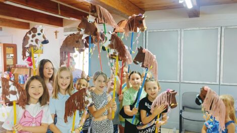 Wakacyjne zajęcia Hobby Horse w GOKiS w Kobielach Wielkich. Fot. GOKiS Kobiele Wielkie