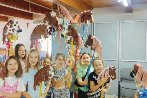 Wakacyjne zajęcia Hobby Horse w GOKiS w Kobielach Wielkich. Fot. GOKiS Kobiele Wielkie