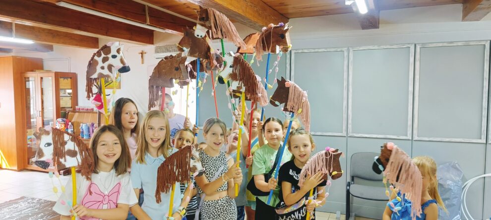 Wakacyjne zajęcia Hobby Horse w GOKiS w Kobielach Wielkich. Fot. GOKiS Kobiele Wielkie